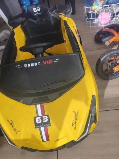 Auto a batería amarillo para niños - miniatura 3