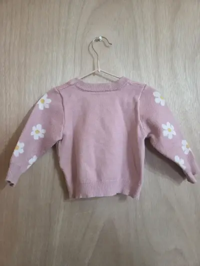 Suéter rosado con flores - miniatura 2