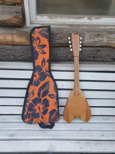 Ukelele con funda floral - miniatura 1