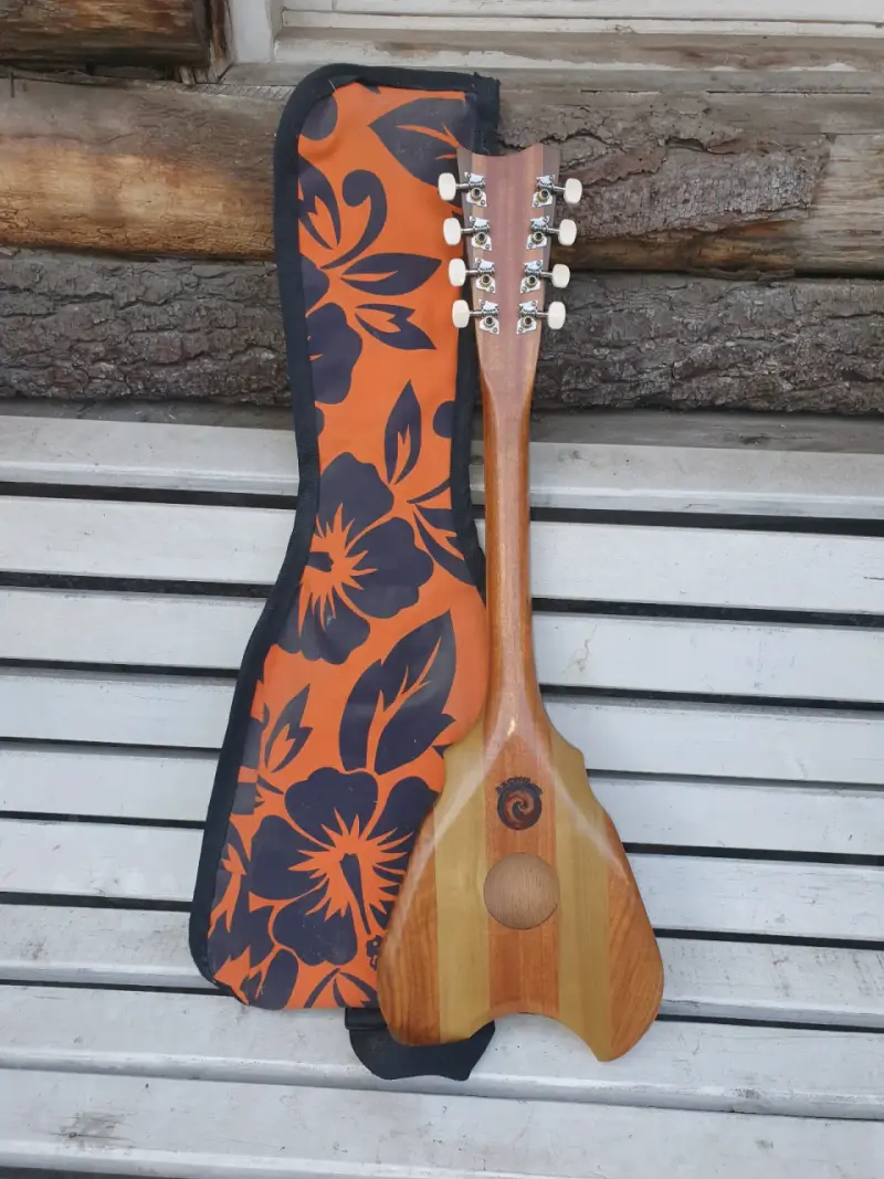 Ukelele con funda floral - 3