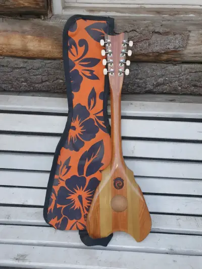 Ukelele con funda floral - miniatura 3