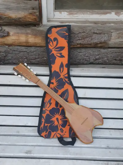 Ukelele con funda floral - miniatura 4