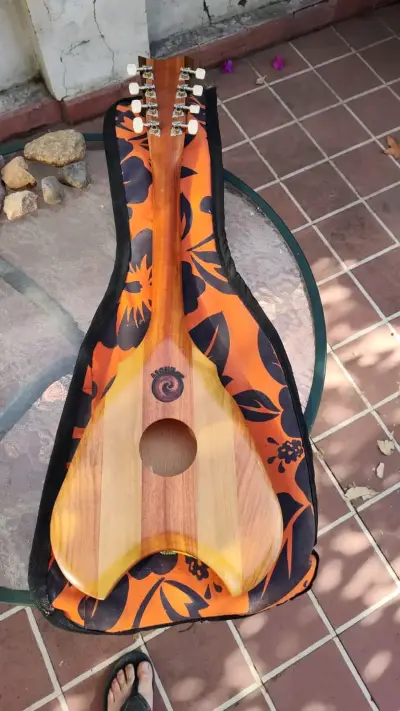Ukelele con funda floral - miniatura 5