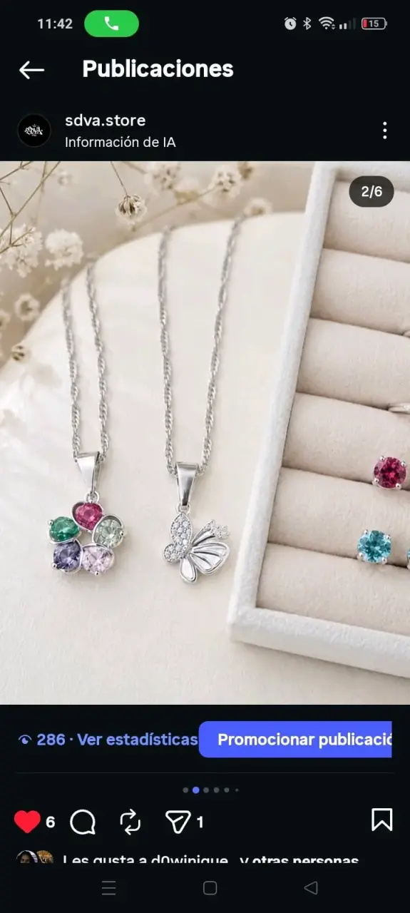 Collar de plata con dije de mariposa y flor