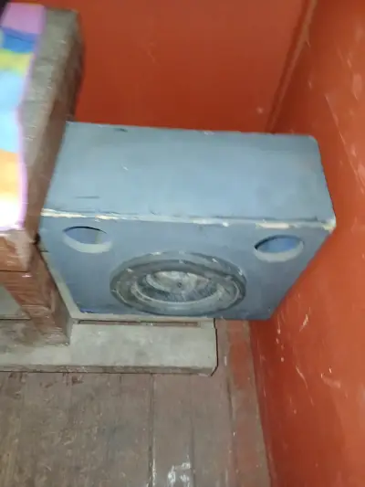 Parlante de bajo para auto - miniatura 1