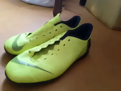 Zapatillas deportivas amarillas - miniatura 2