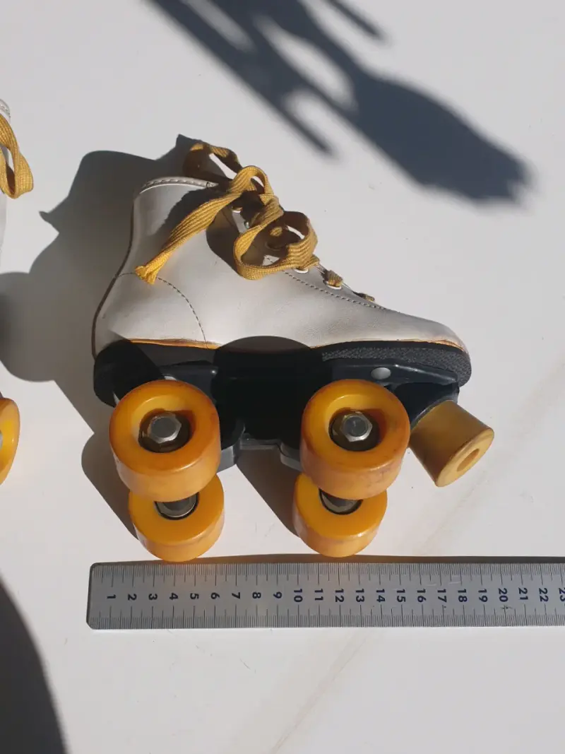 Patines de cuatro ruedas amarillos - 1