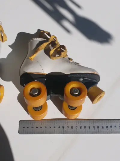 Patines de cuatro ruedas amarillos - miniatura 1