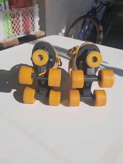 Patines de cuatro ruedas amarillos - miniatura 4