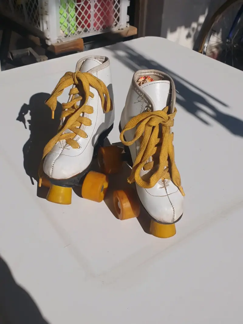Patines de cuatro ruedas amarillos - 6