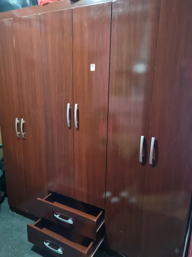 Clóset de madera con cajones - 1