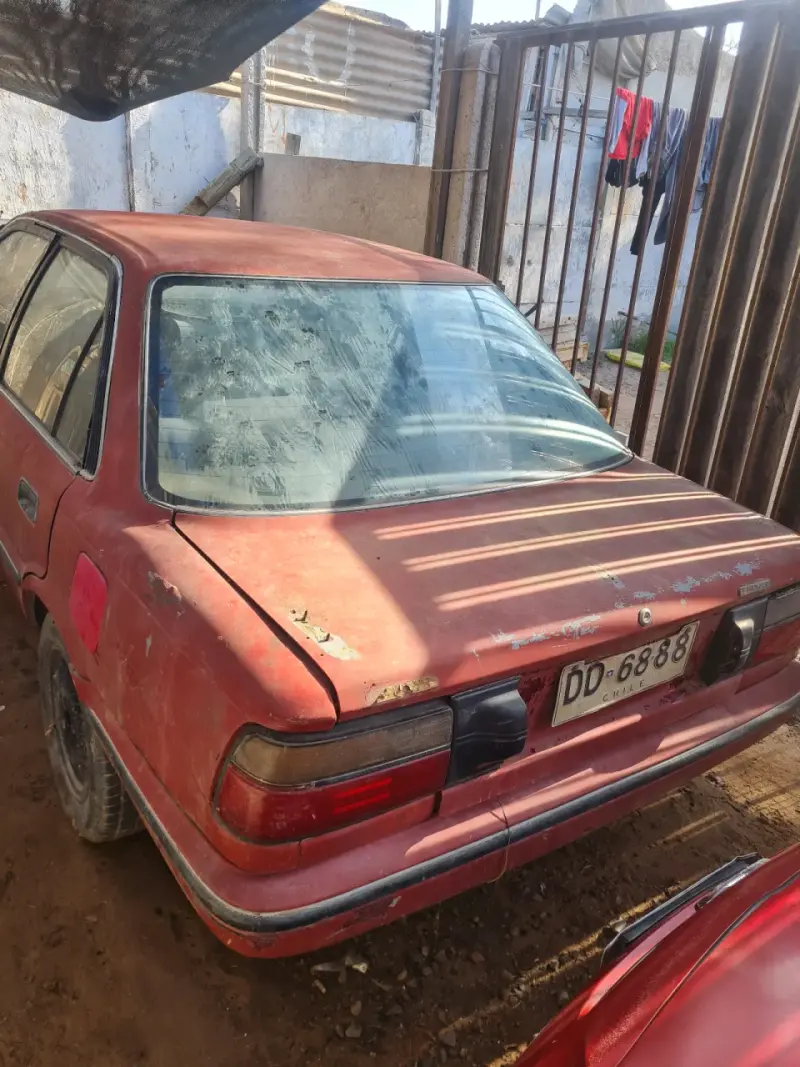 Auto antiguo rojo para repuestos - 3