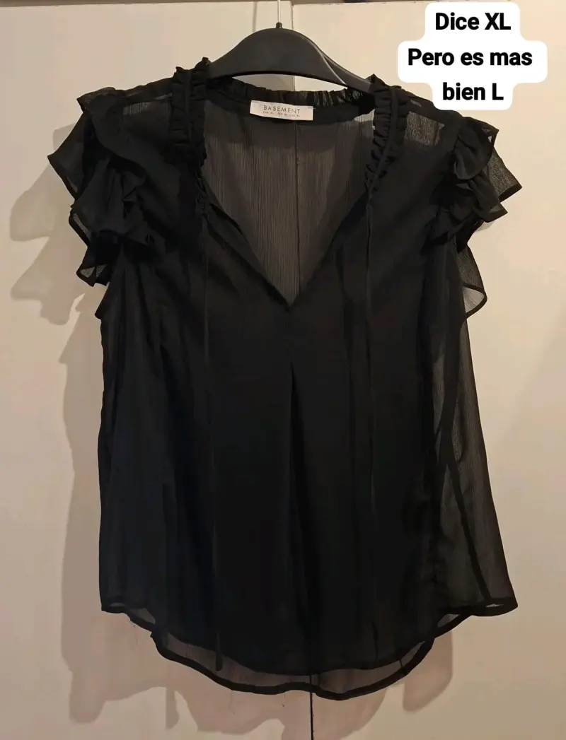 Blusa negra elegante con vuelos XL