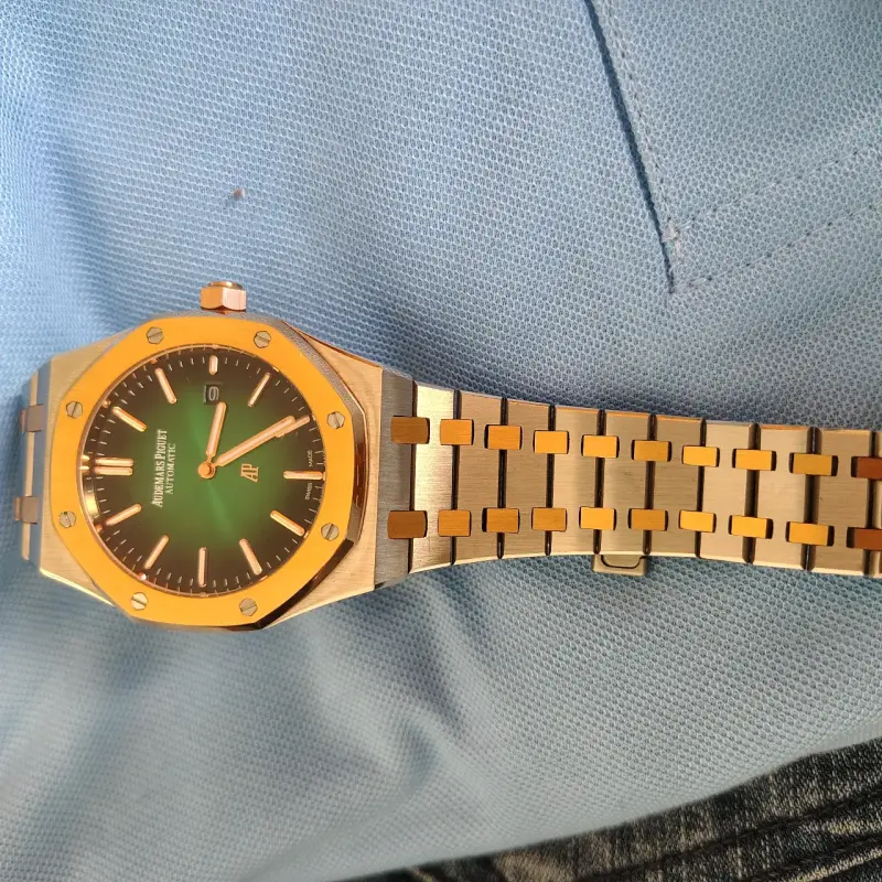 Reloj de pulsera dorado y plateado - 1