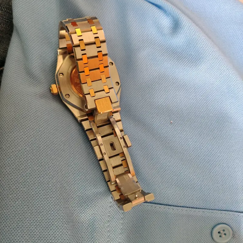 Reloj de pulsera dorado y plateado - 2