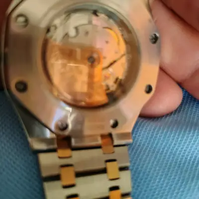 Reloj de pulsera dorado y plateado - miniatura 3