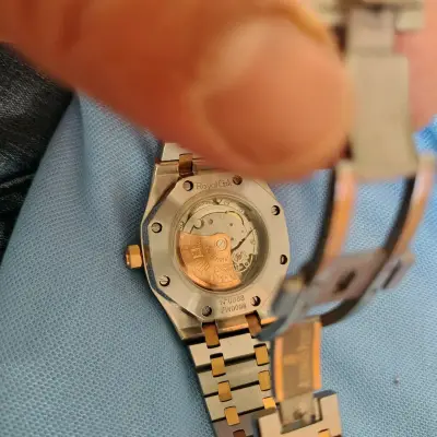 Reloj de pulsera dorado y plateado - miniatura 4