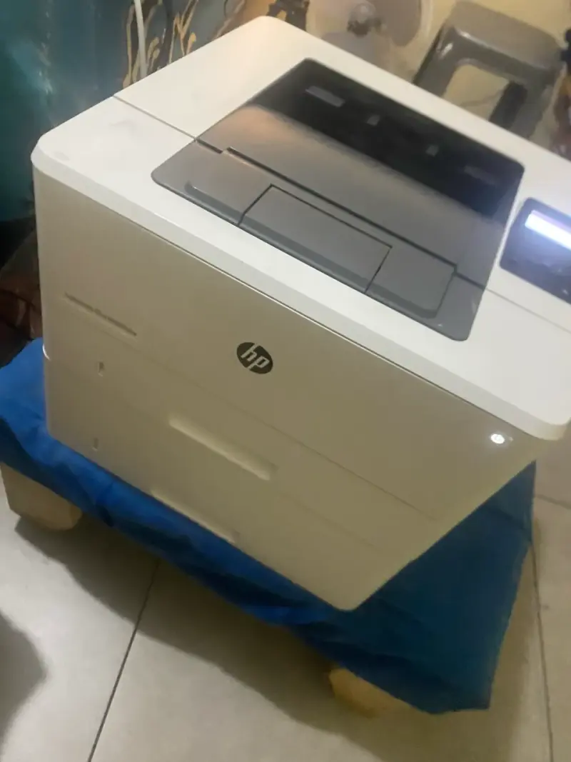 Impresora láser HP blanca