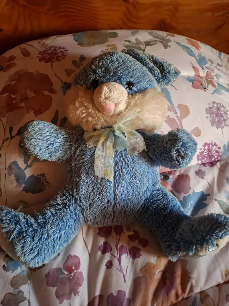 Conejo de peluche azul con lazo
