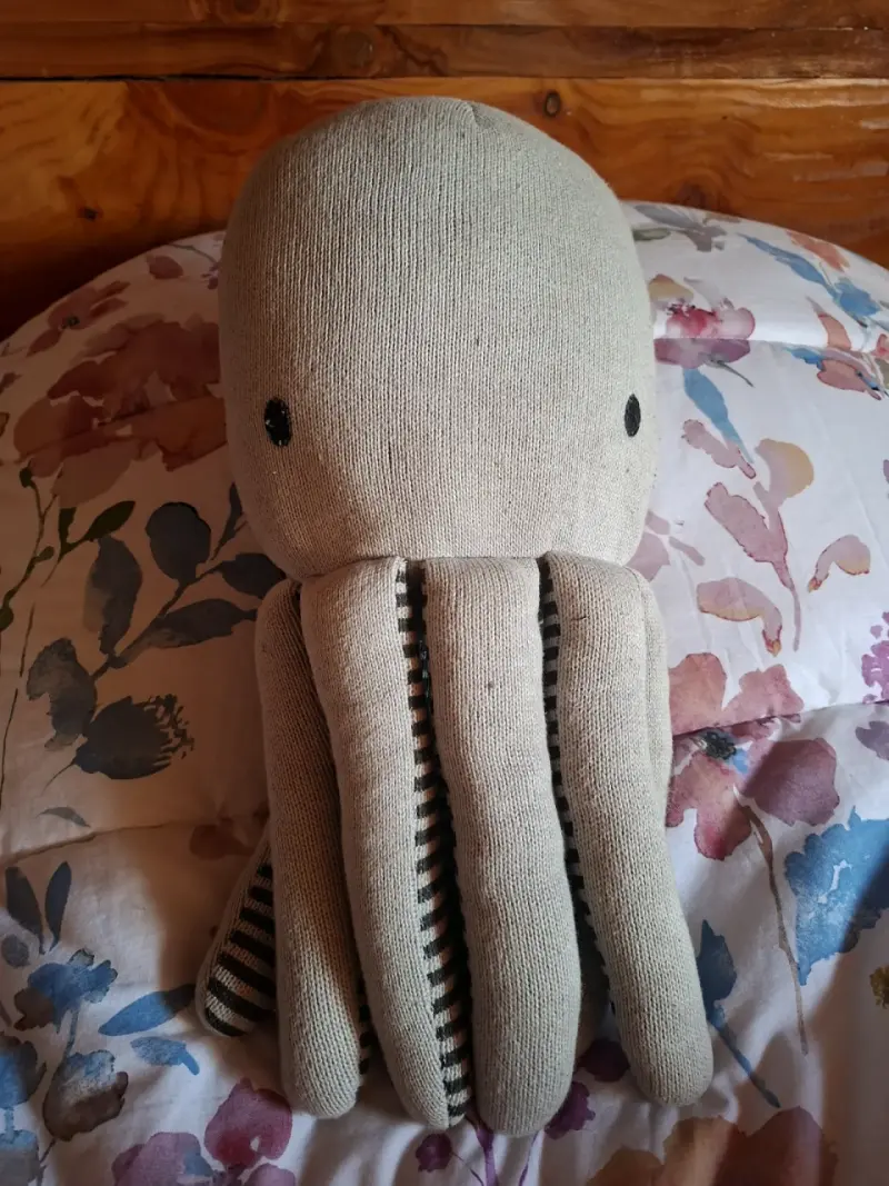 Peluche pulpo tejido gris