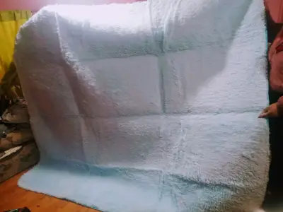 Alfombra peluda blanca grande - miniatura 1