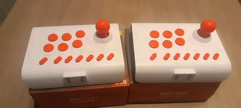 Controles arcade blanco y naranja