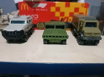 Lote de 17 autos Matchbox y hotwheels - miniatura 5