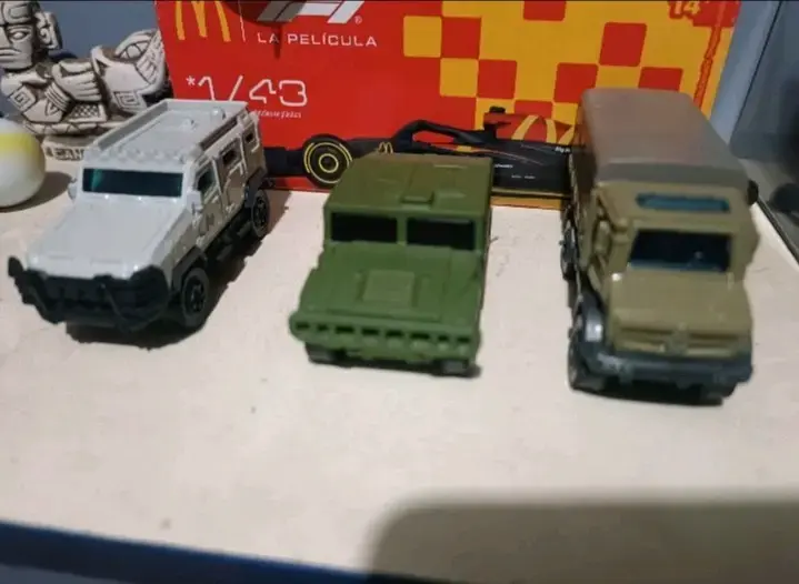 Lote de 17 autos Matchbox y hotwheels - 6