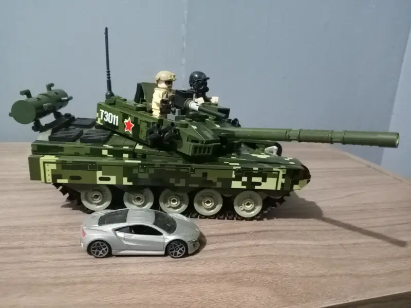 Tanque de juguete con soldaditos - 1
