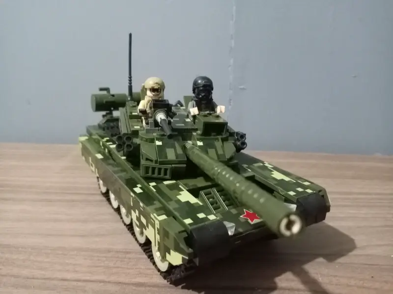 Tanque de juguete con soldaditos - 2
