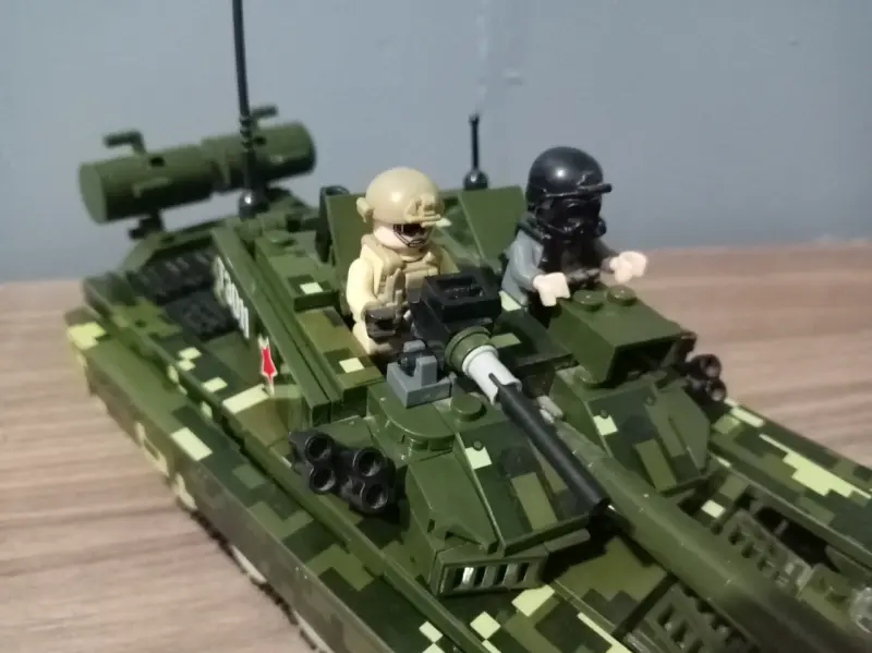 Tanque de juguete con soldaditos - 3