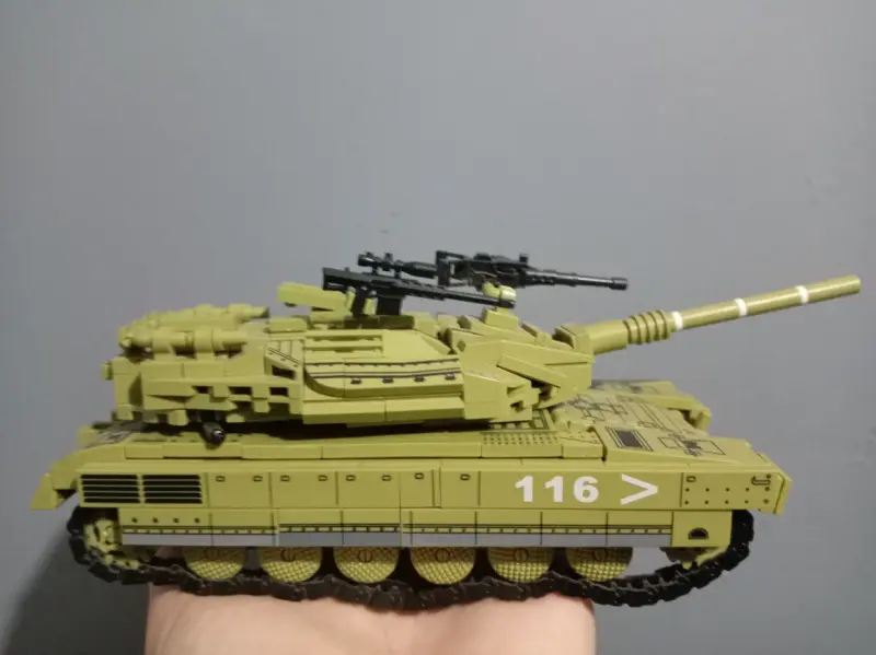 Tanque de juguete armado - 1