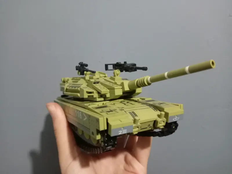 Tanque de juguete armado - 2