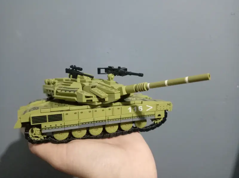 Tanque de juguete armado - 3