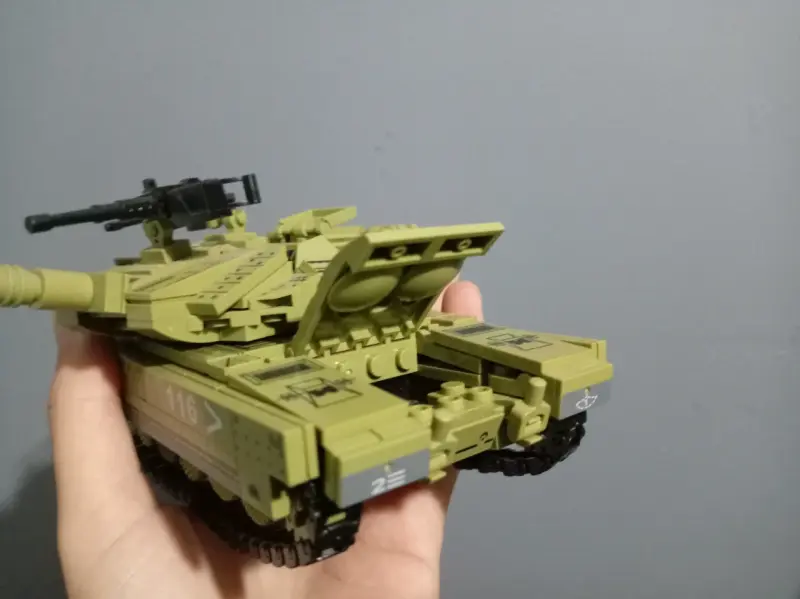 Tanque de juguete armado - 4