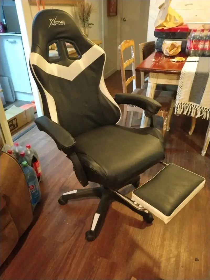 Silla gamer negra con reposapiés