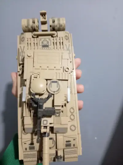 Tanque de juguete armado beige - miniatura 4