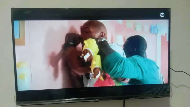 Televisor LED JVC 42 pulgadas - 1