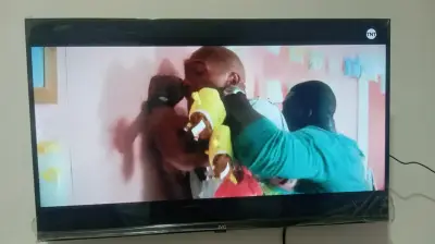 Televisor LED JVC 42 pulgadas - miniatura 1