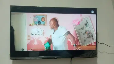 Televisor LED JVC 42 pulgadas - miniatura 2