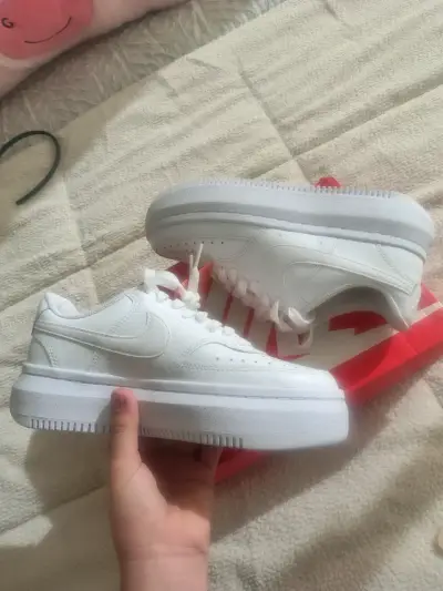 Zapatillas blancas deportivas - miniatura 1