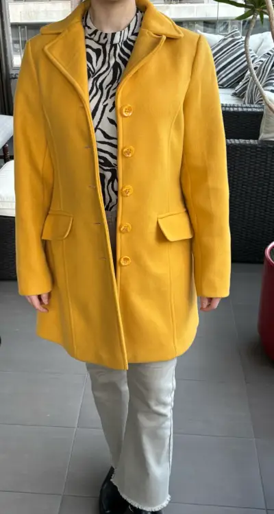 Abrigo amarillo elegante - miniatura 1