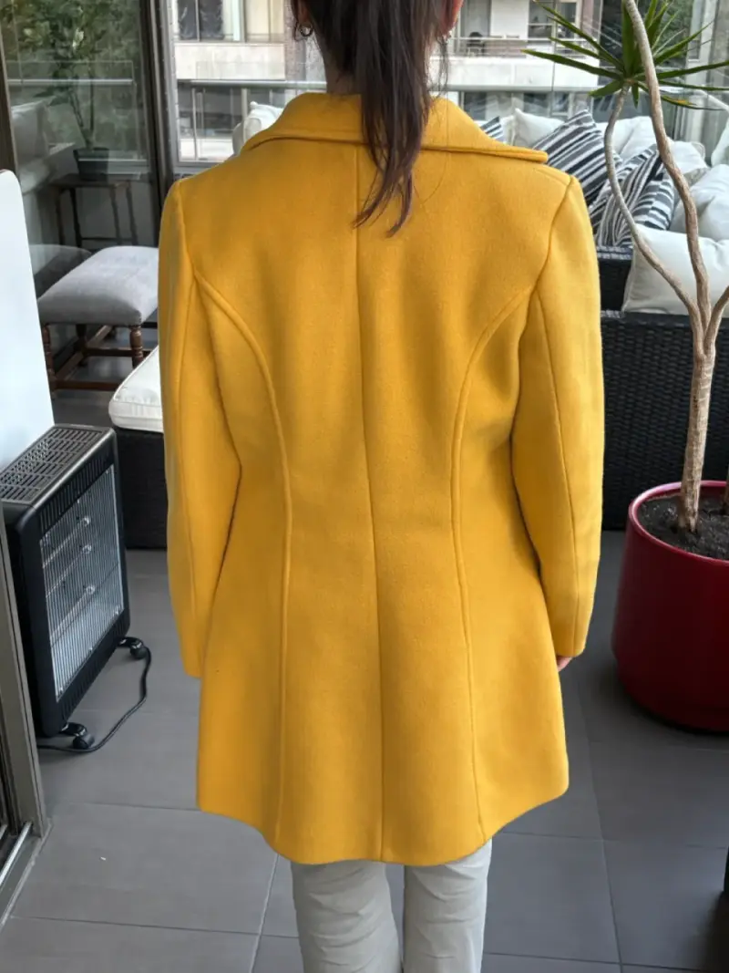 Abrigo amarillo elegante - 2