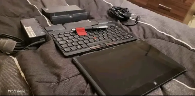 Tablet con teclado y accesorios - 2