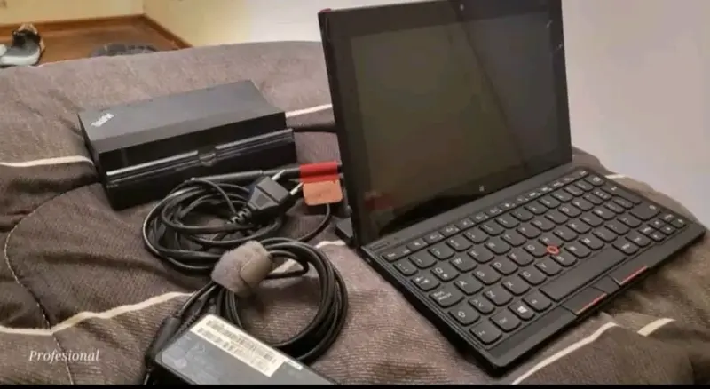 Tablet con teclado y accesorios - 4