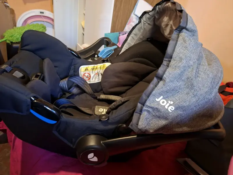 Silla de auto para bebé Joie - 2