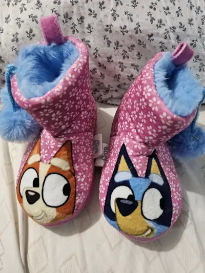 Pantuflas infantiles rosas con personajes bluey - miniatura 1