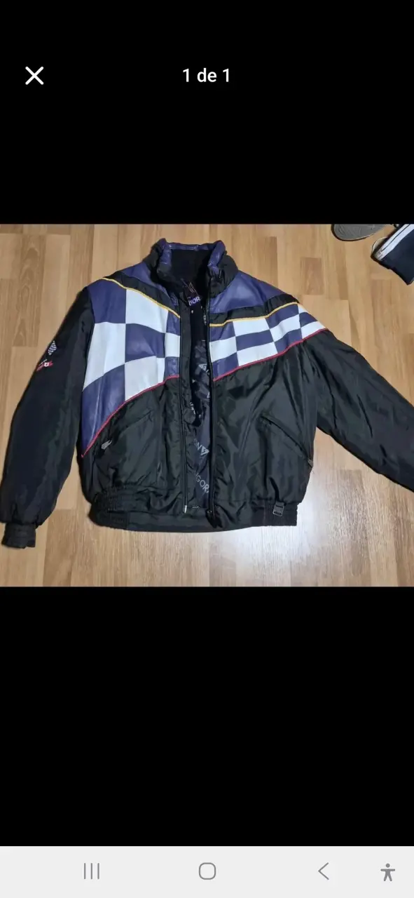 Chaqueta deportiva negra y azul
