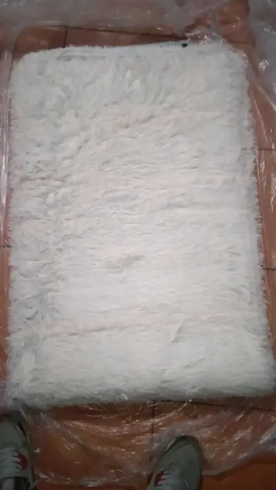 Alfombra peluda blanca - miniatura 2