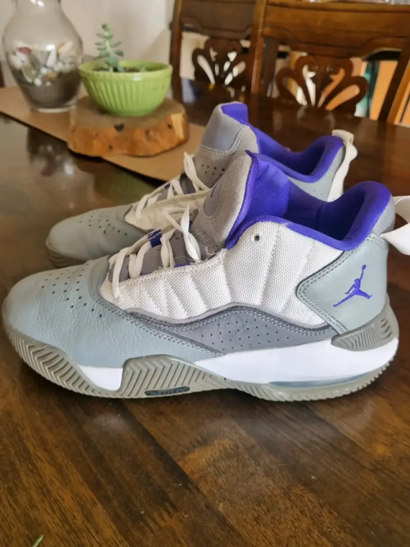 Zapatillas deportivas grises y moradas